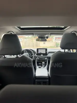 Toyota RAV4 XLE Premium 2025 Silver