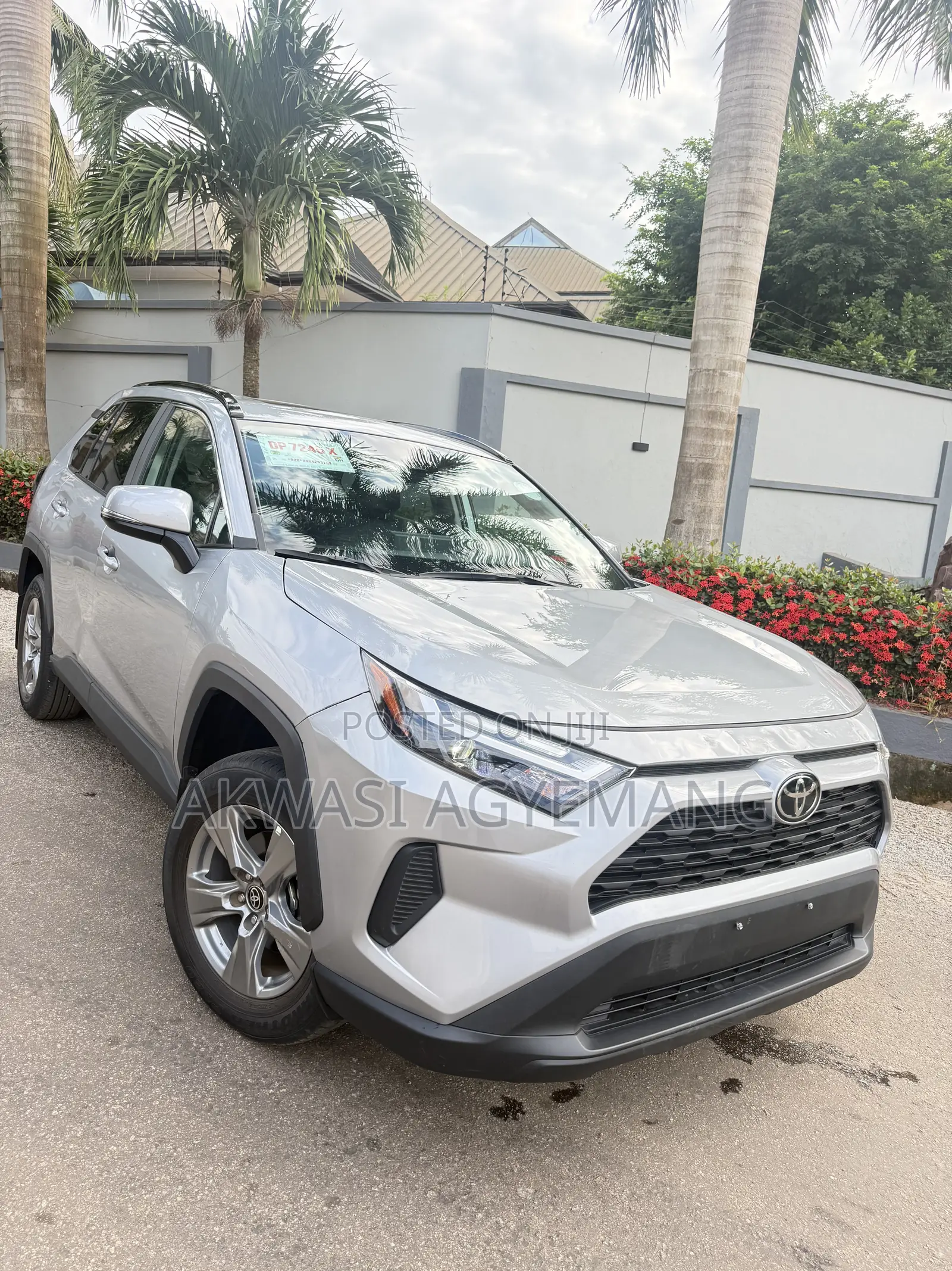 Toyota RAV4 XLE Premium 2025 Silver