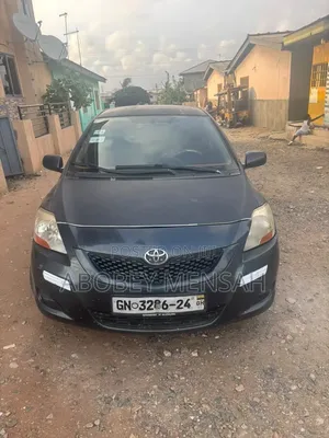 Toyota Yaris Base Sedan 4dr 2011 Gray
