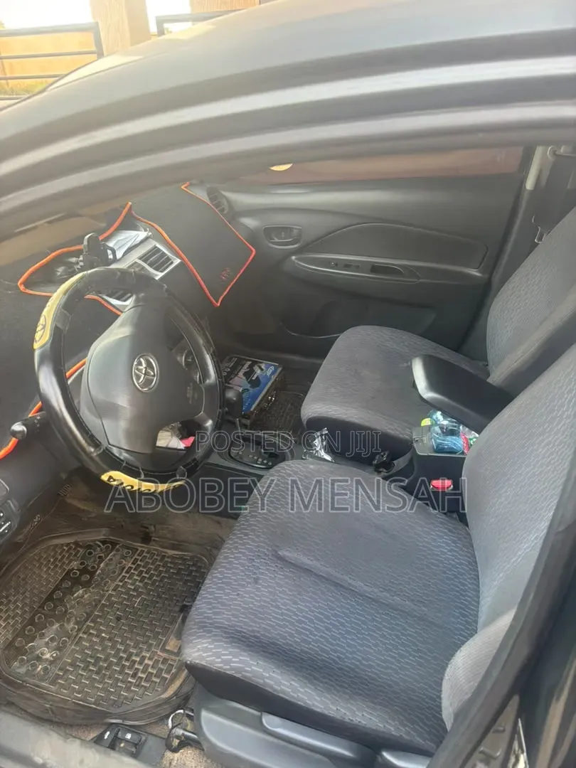 Toyota Yaris Base Sedan 4dr 2011 Gray