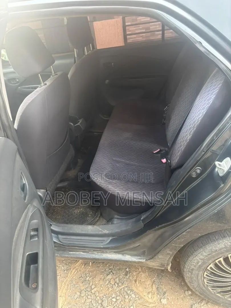 Toyota Yaris Base Sedan 4dr 2011 Gray