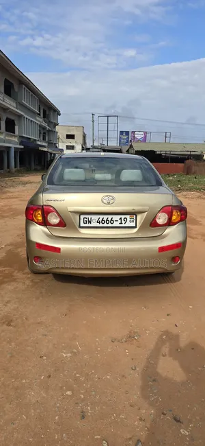 Toyota Corolla LE 4dr Sedan (1.8L 4cyl 4A) 2010 Gold