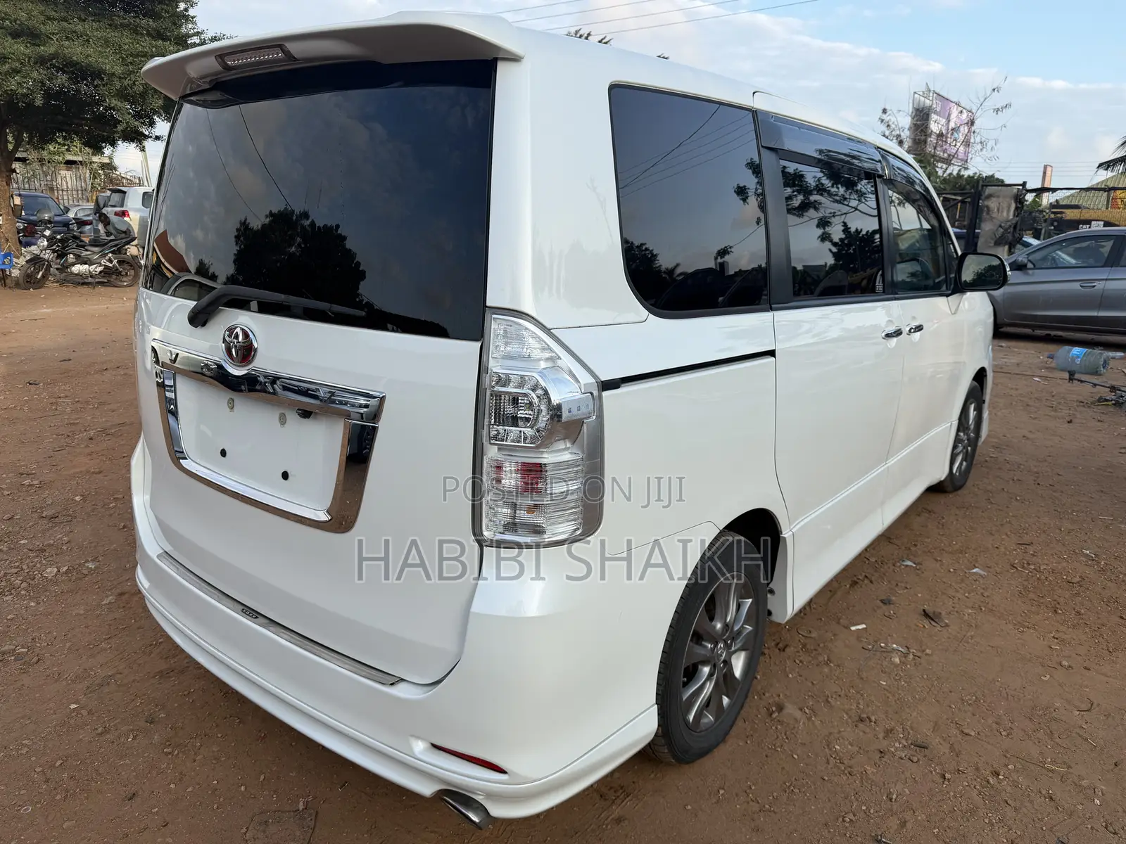 Toyota Voxy X L Edition 2WD 8-Seater 2011 White