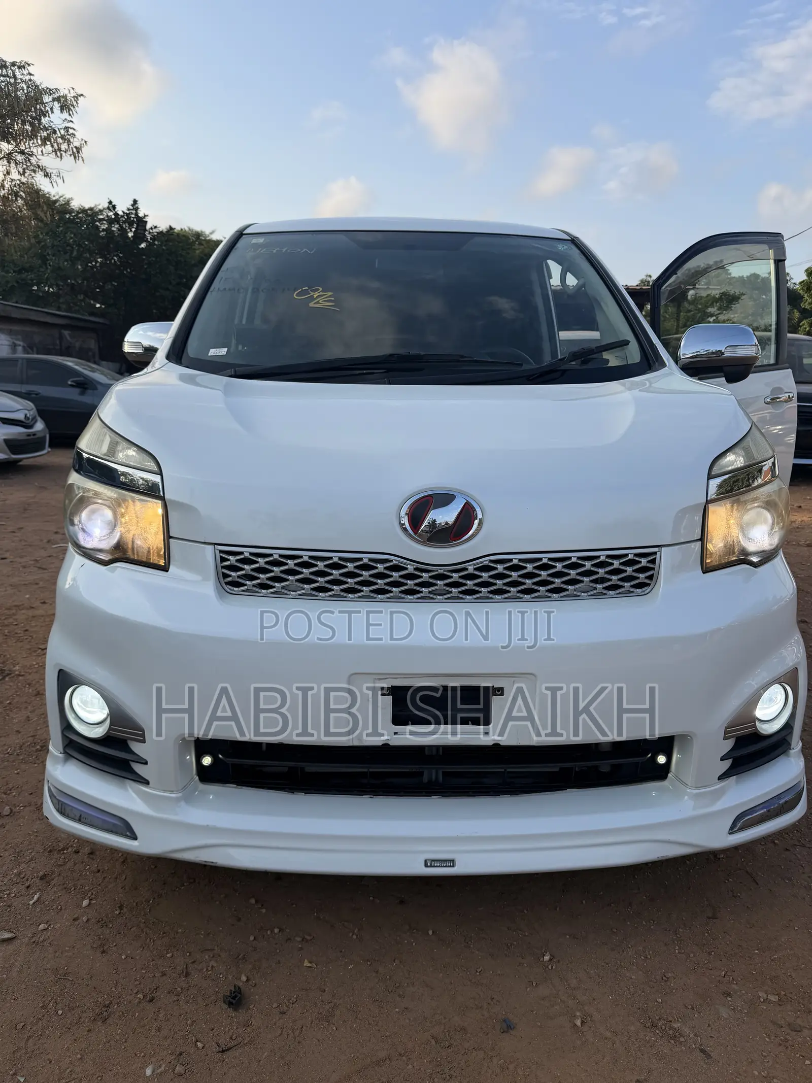 Toyota Voxy X L Edition 2WD 8-Seater 2011 White