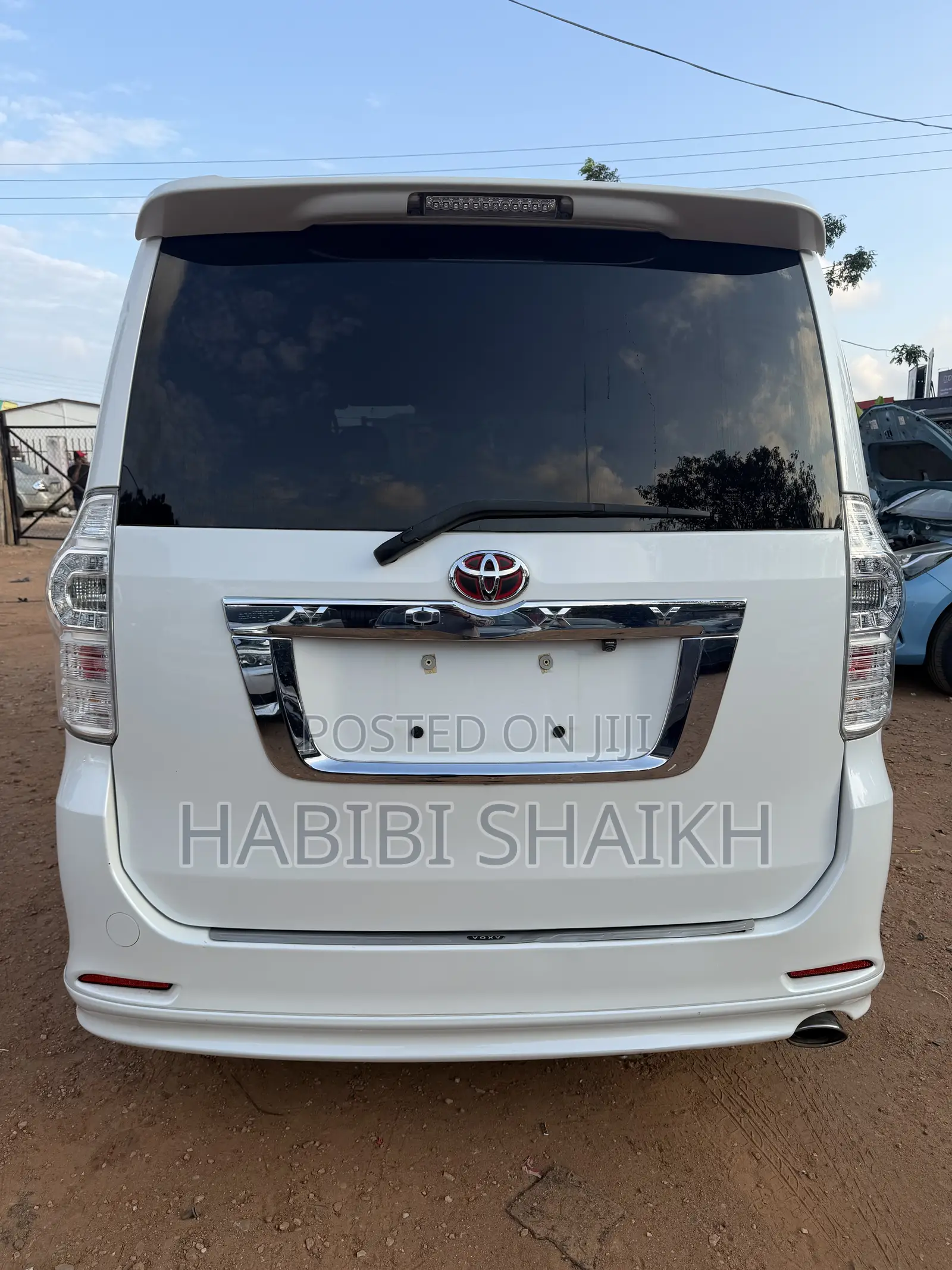 Toyota Voxy X L Edition 2WD 8-Seater 2011 White