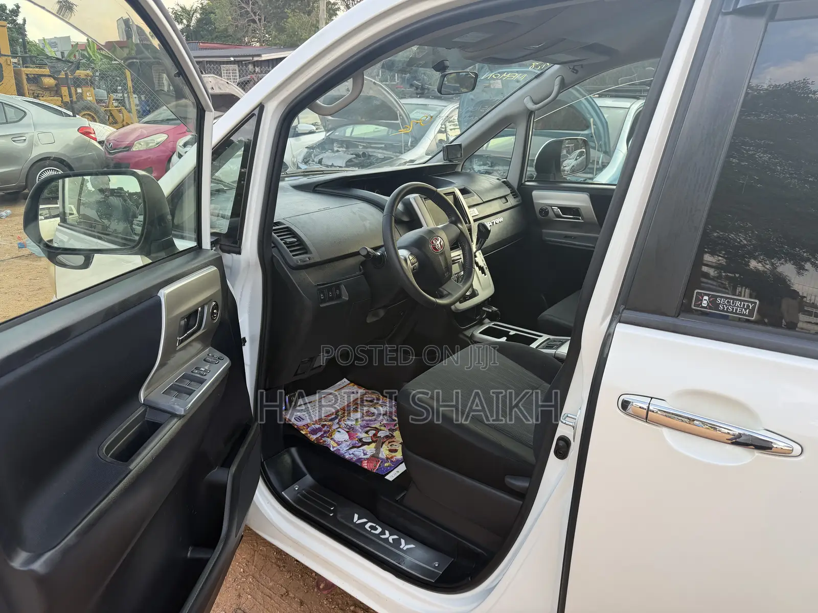 Toyota Voxy X L Edition 2WD 8-Seater 2011 White