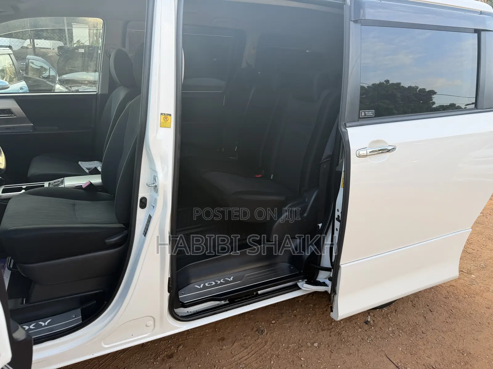 Toyota Voxy X L Edition 2WD 8-Seater 2011 White