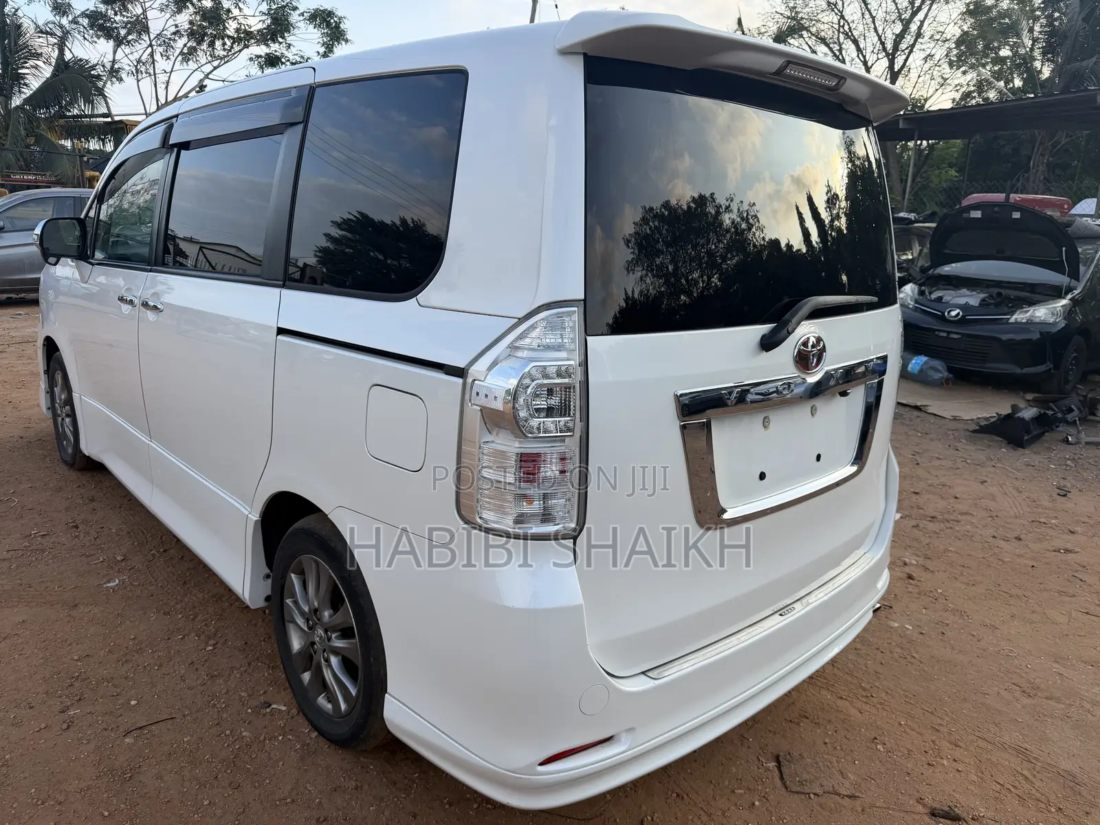 Toyota Voxy X L Edition 2WD 8-Seater 2011 White