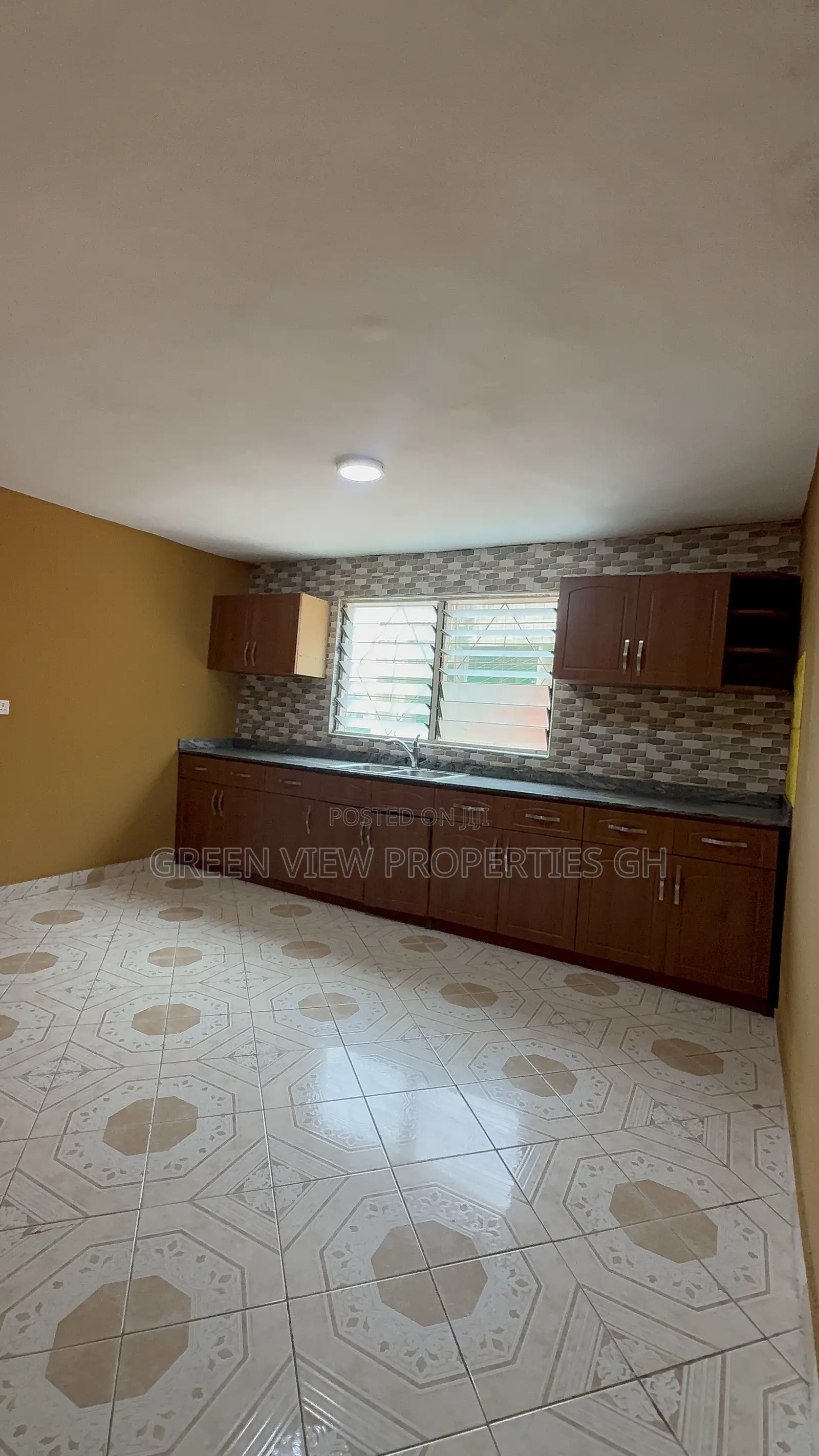 3bdrm Apartment in West Hills Mall Area for rent