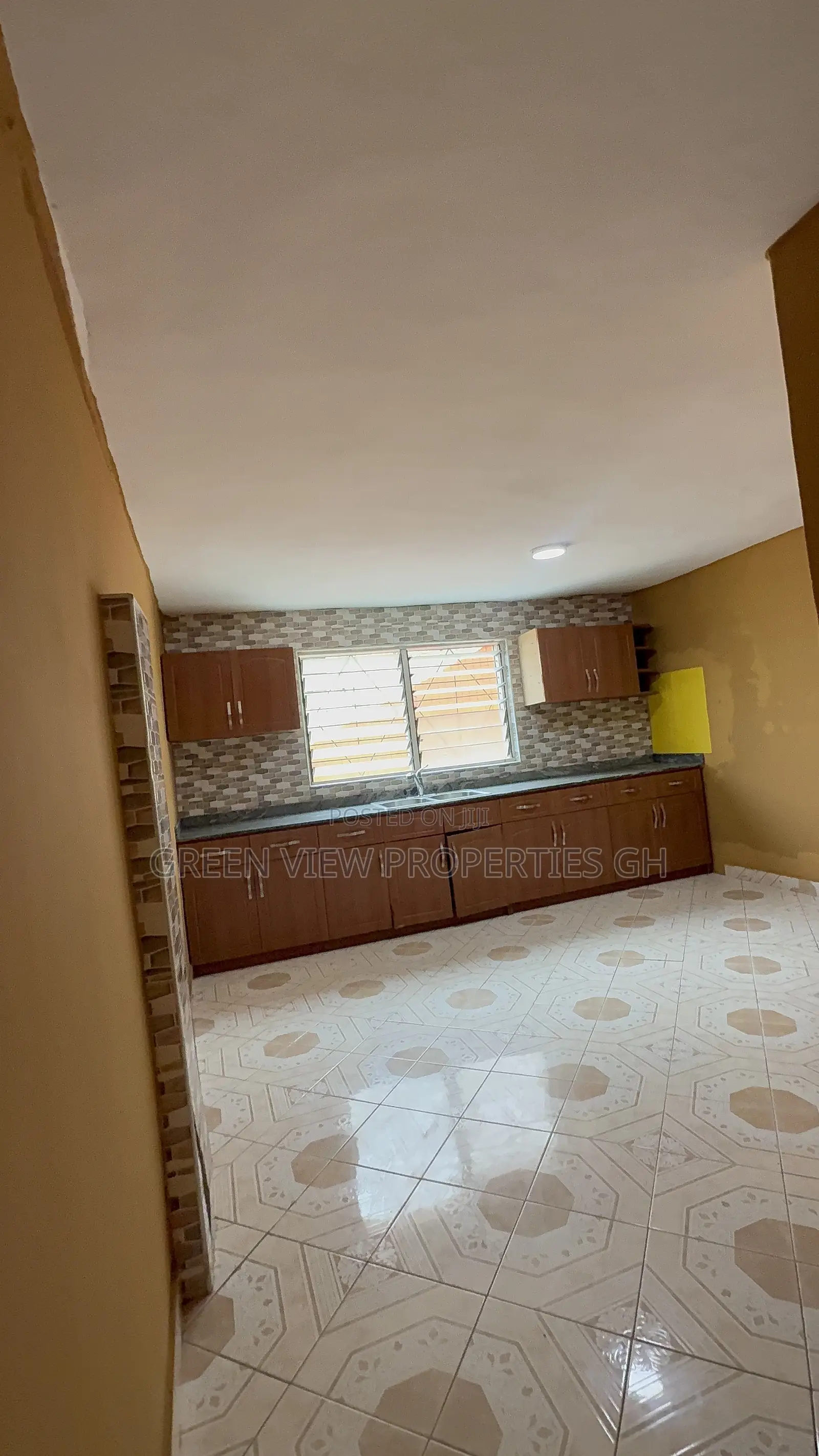 3bdrm Apartment in West Hills Mall Area for rent