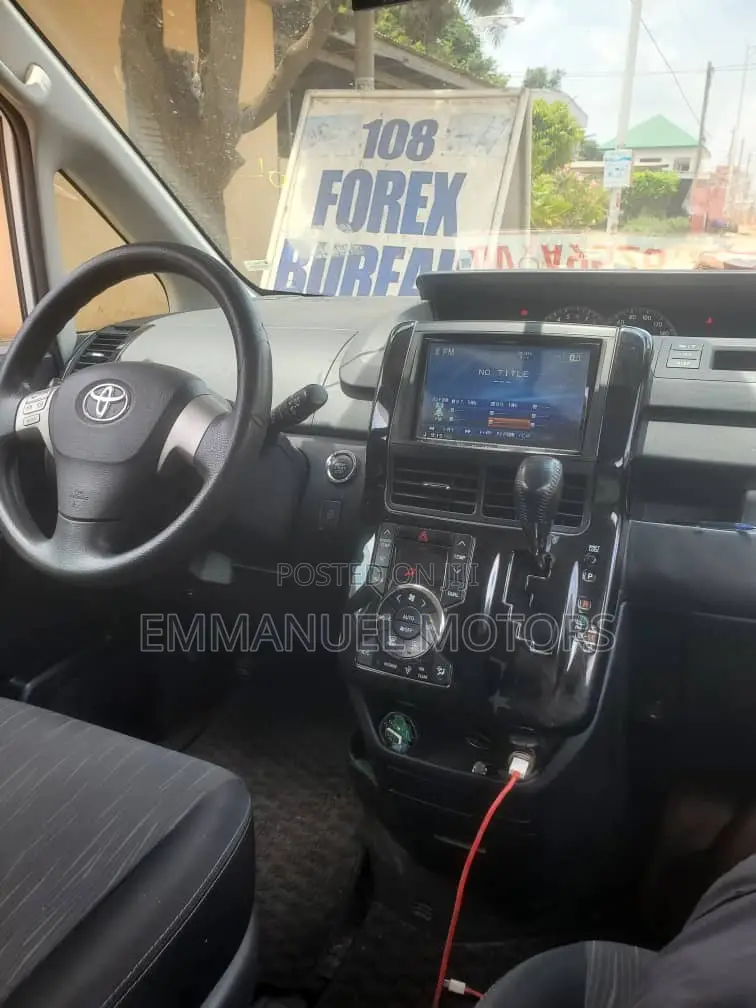Toyota Voxy 2013 White