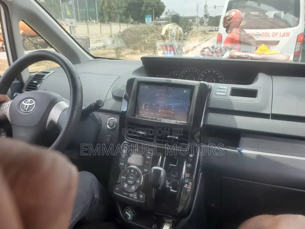 Toyota Voxy 2013 White