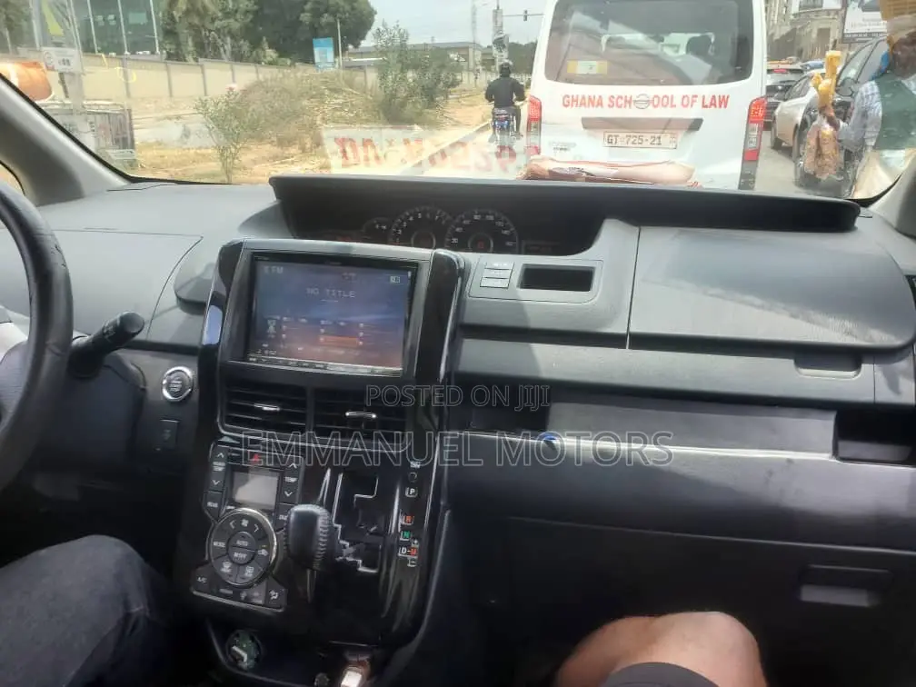 Toyota Voxy 2013 White