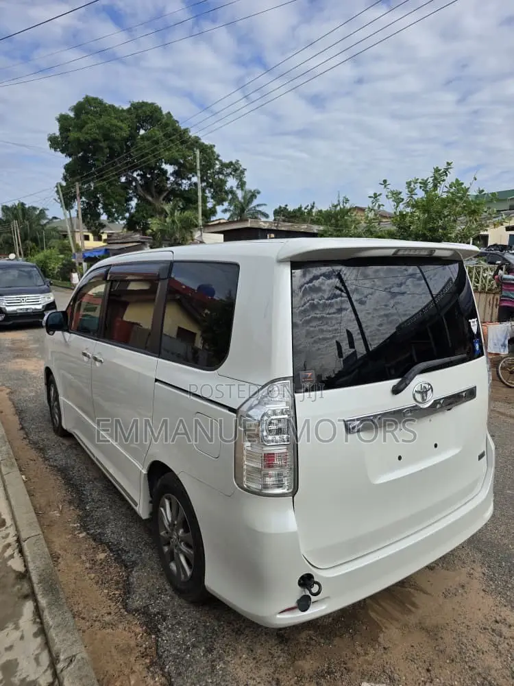 Toyota Voxy 2013 White