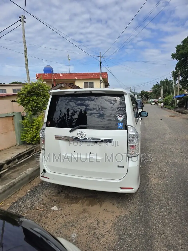 Toyota Voxy 2013 White