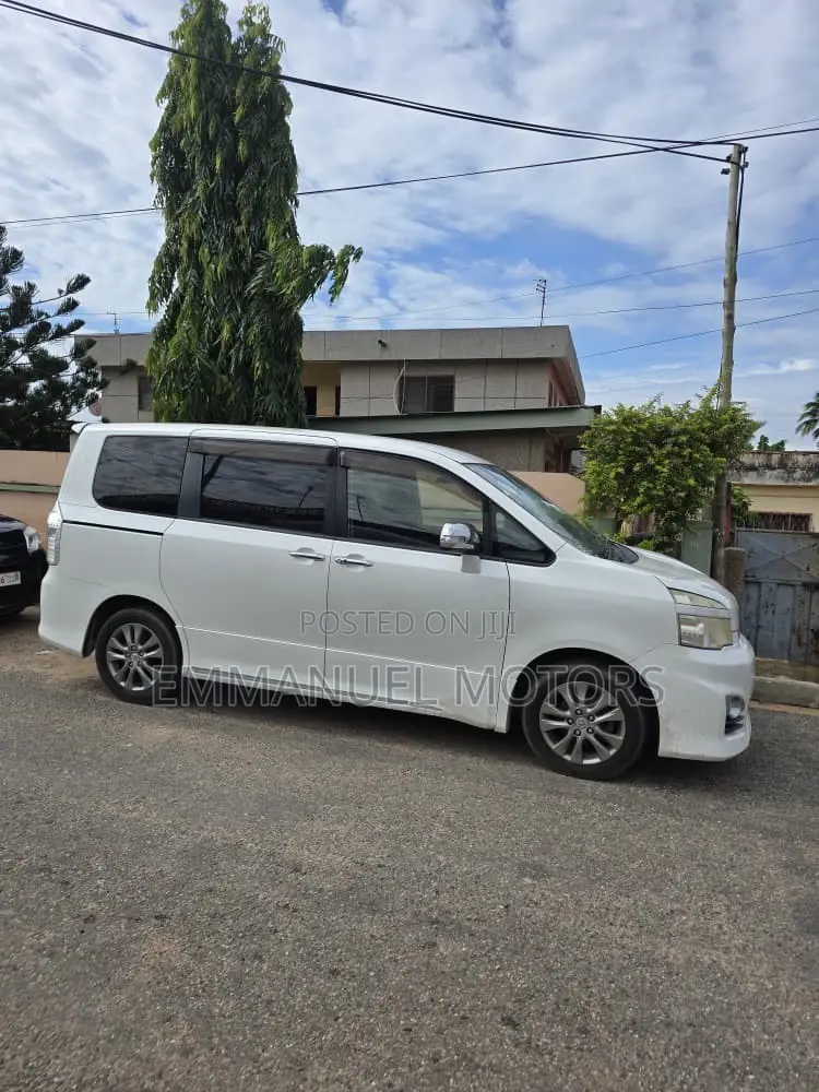 Toyota Voxy 2013 White