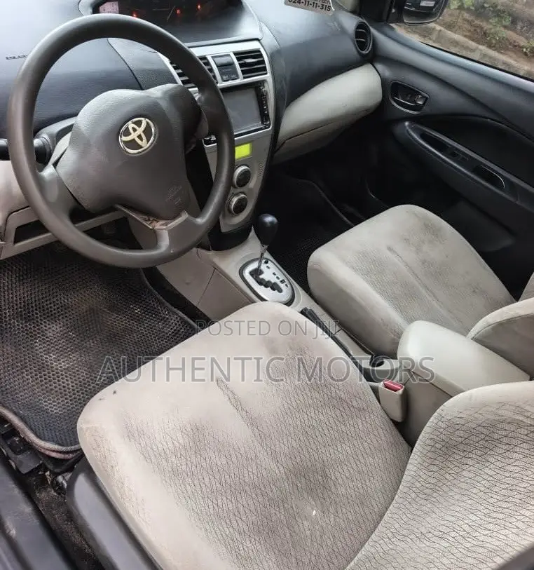 Toyota Belta 2010 Silver