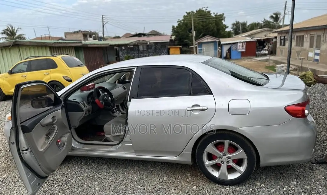 Toyota Corolla LE 4dr Sedan (1.8L 4cyl 4A) 2013 Silver