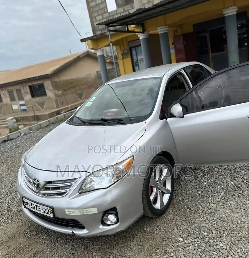 Toyota Corolla LE 4dr Sedan (1.8L 4cyl 4A) 2013 Silver