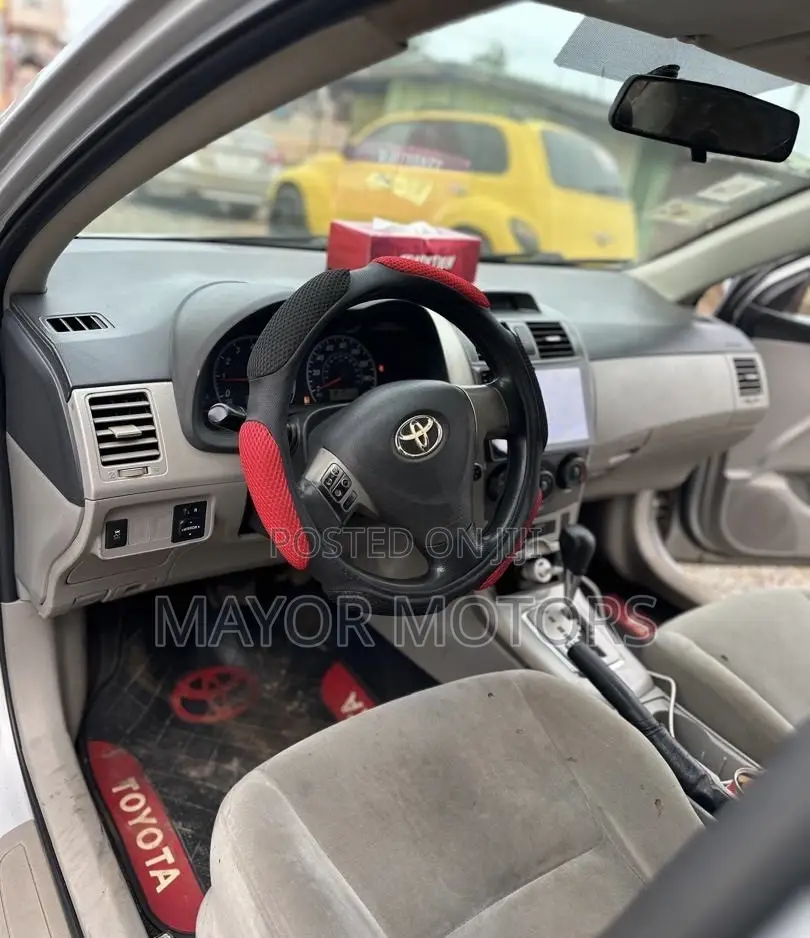Toyota Corolla LE 4dr Sedan (1.8L 4cyl 4A) 2013 Silver