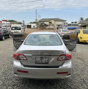 Toyota Corolla LE 4dr Sedan (1.8L 4cyl 4A) 2013 Silver