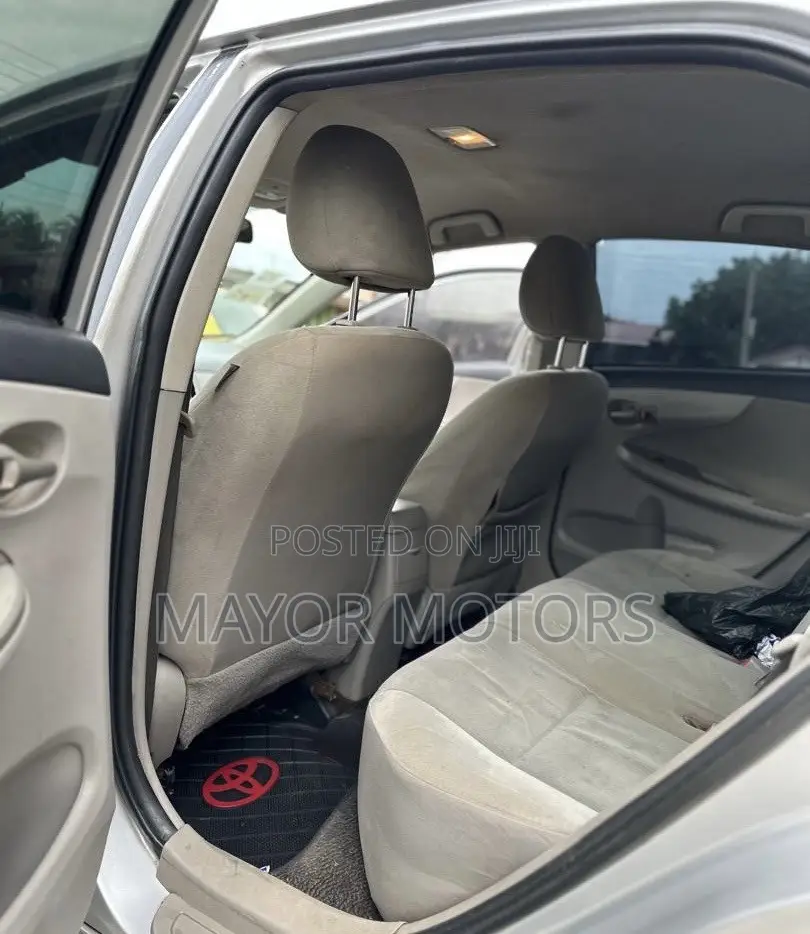 Toyota Corolla LE 4dr Sedan (1.8L 4cyl 4A) 2013 Silver
