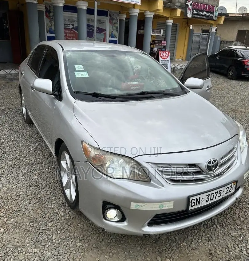 Toyota Corolla LE 4dr Sedan (1.8L 4cyl 4A) 2013 Silver