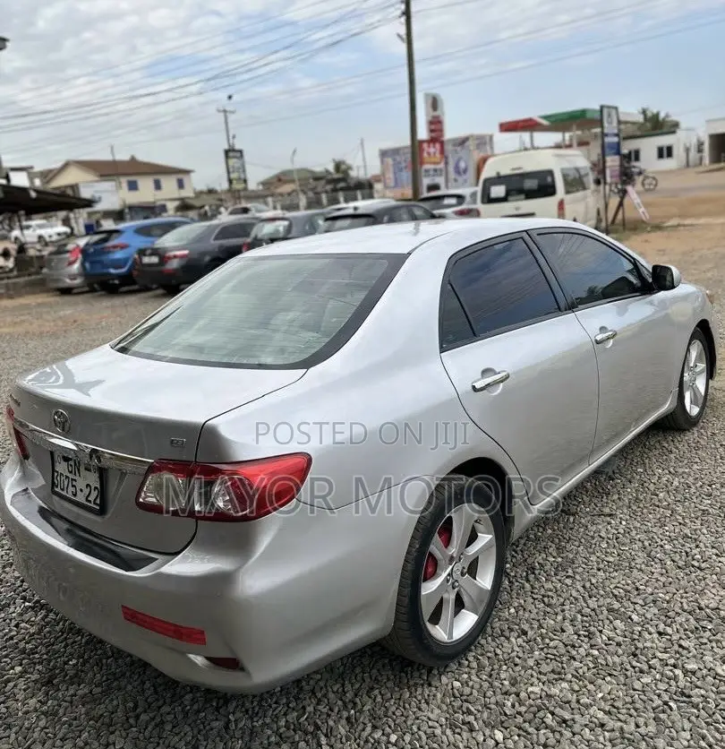 Toyota Corolla LE 4dr Sedan (1.8L 4cyl 4A) 2013 Silver