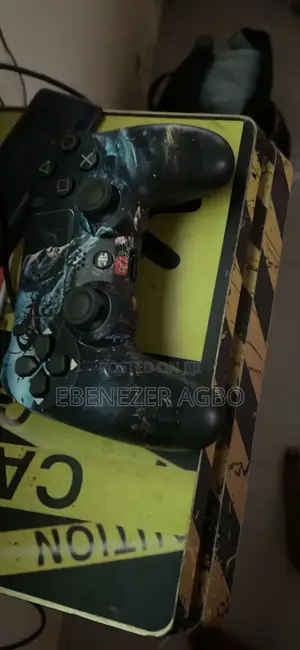 PS4 Jailbreak With Two Games and Two Controllers