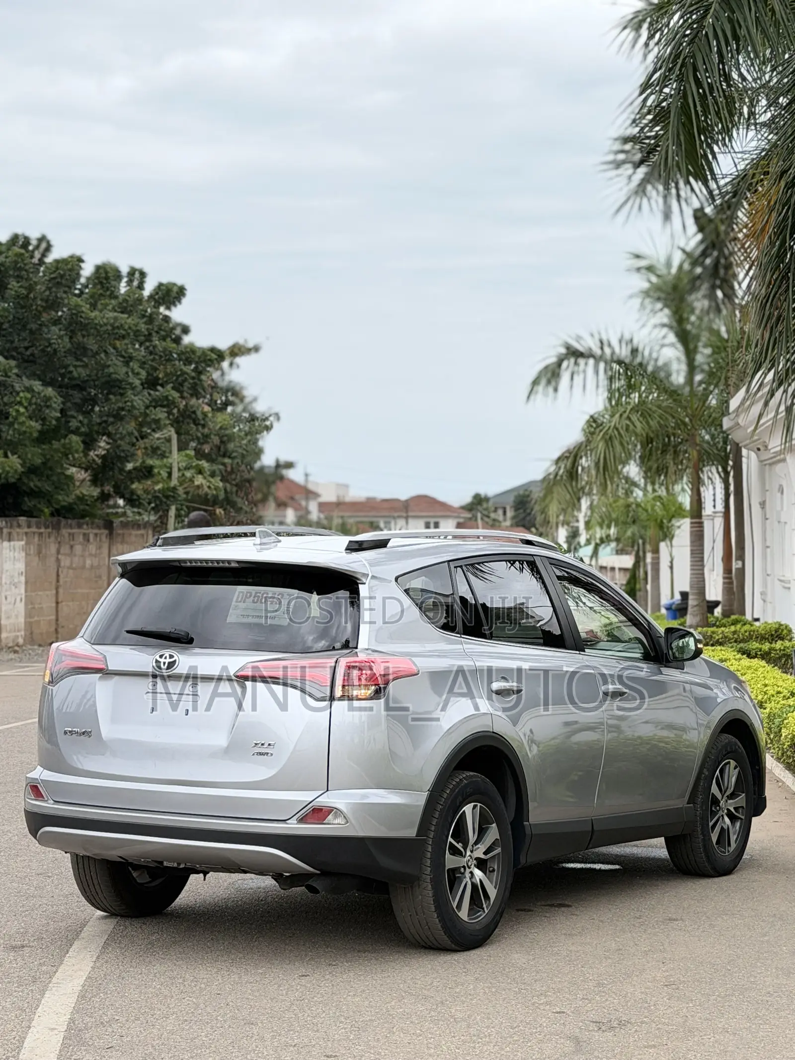 Toyota RAV4 XLE 4dr SUV AWD (2.5L 4cyl 6A) 2018 Silver