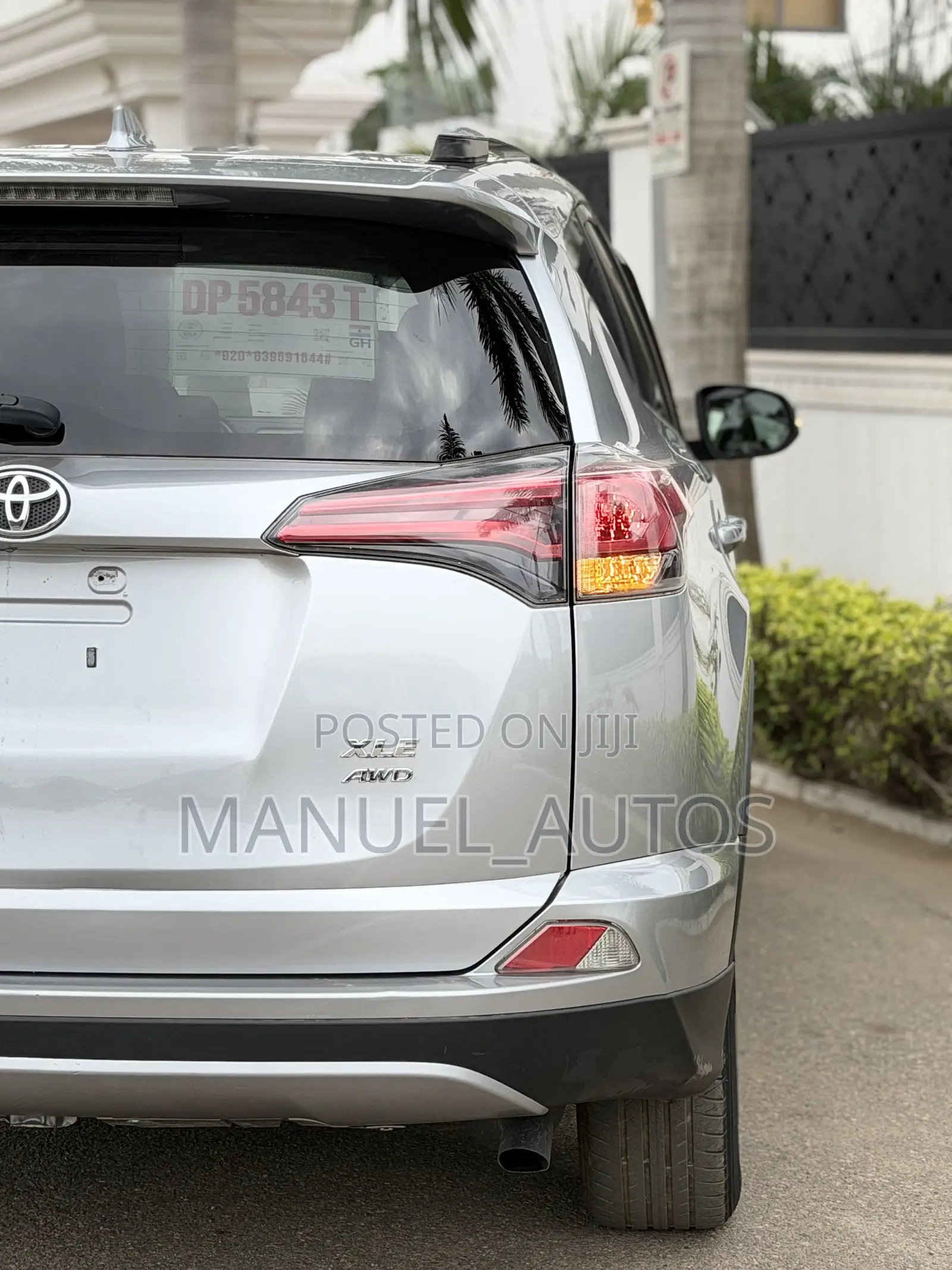 Toyota RAV4 XLE 4dr SUV AWD (2.5L 4cyl 6A) 2018 Silver