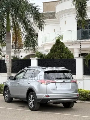 Toyota RAV4 XLE 4dr SUV AWD (2.5L 4cyl 6A) 2018 Silver