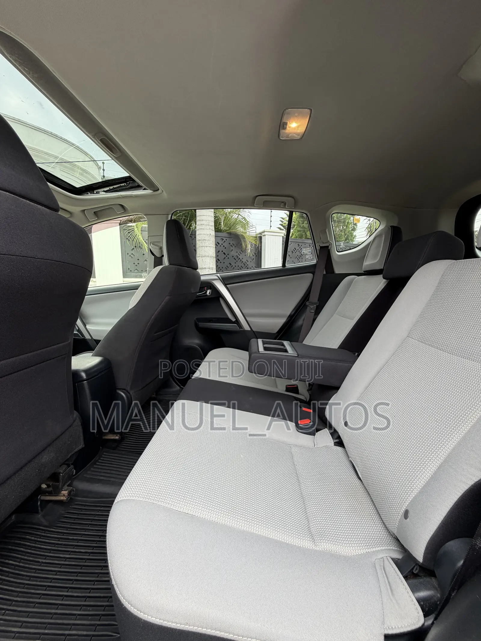 Toyota RAV4 XLE 4dr SUV AWD (2.5L 4cyl 6A) 2018 Silver