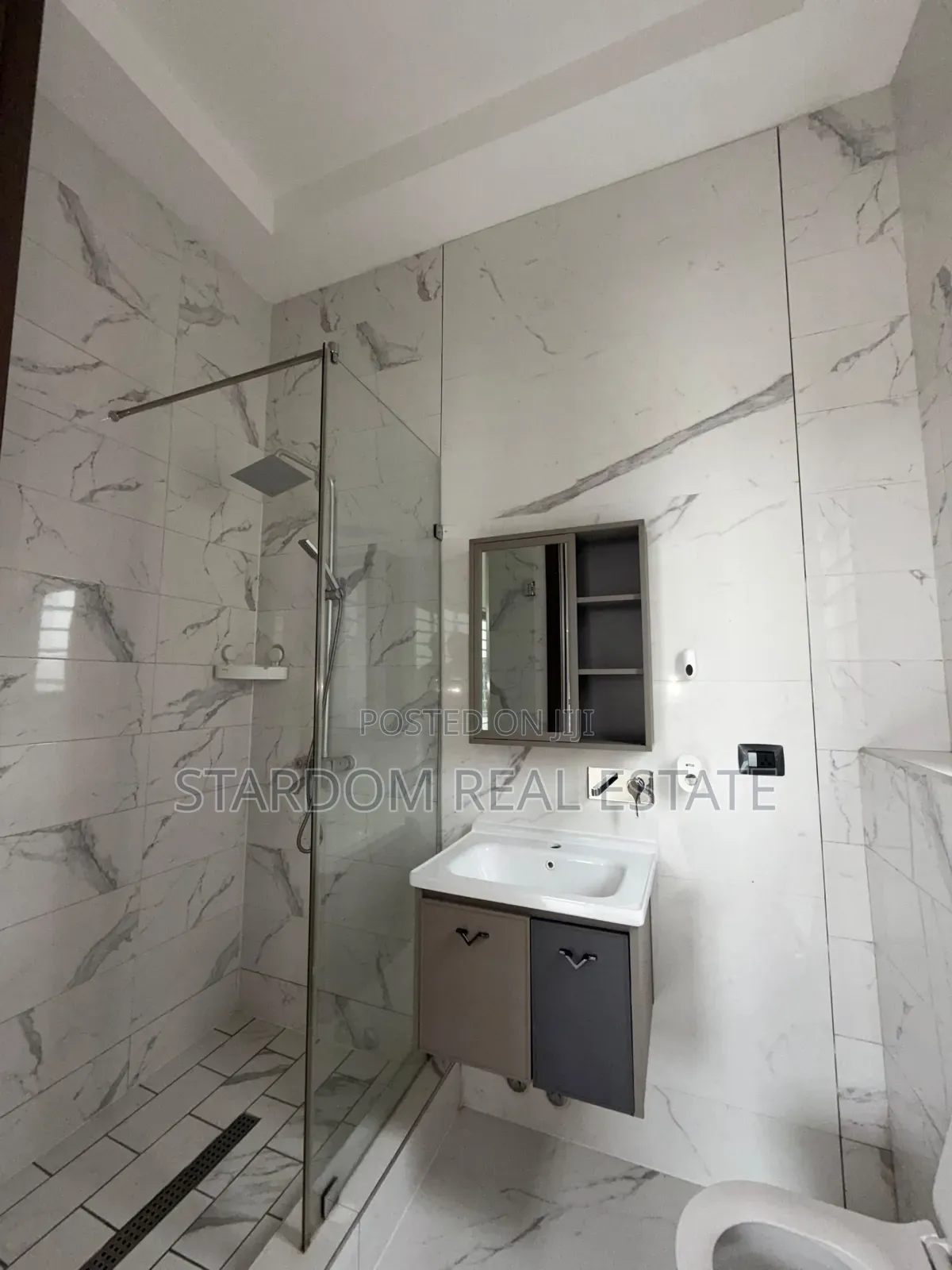 4bdrm Townhouse / Terrace in Adjiringanor, Ability for rent