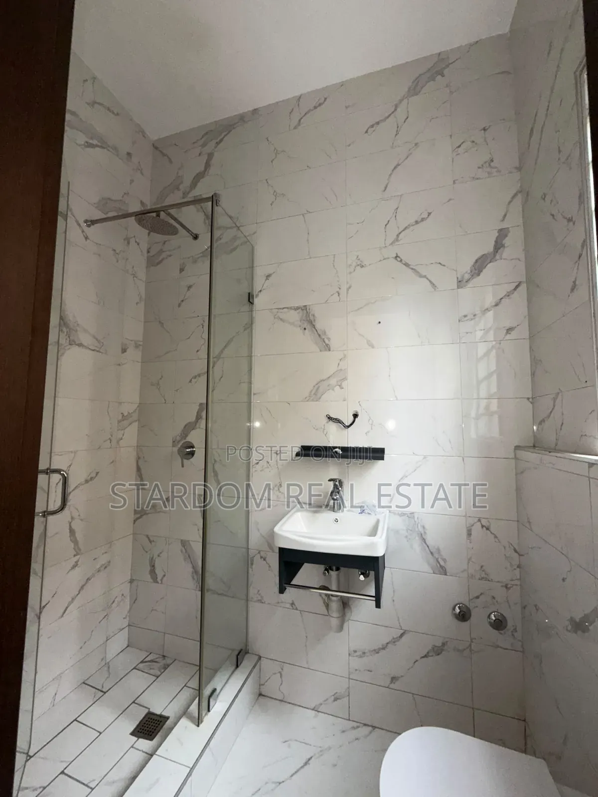 4bdrm Townhouse / Terrace in Adjiringanor, Ability for rent