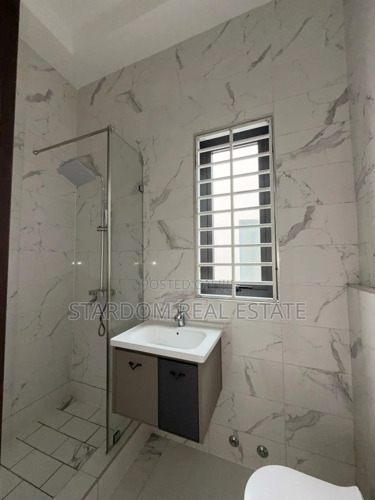 4bdrm Townhouse / Terrace in Adjiringanor, Ability for rent