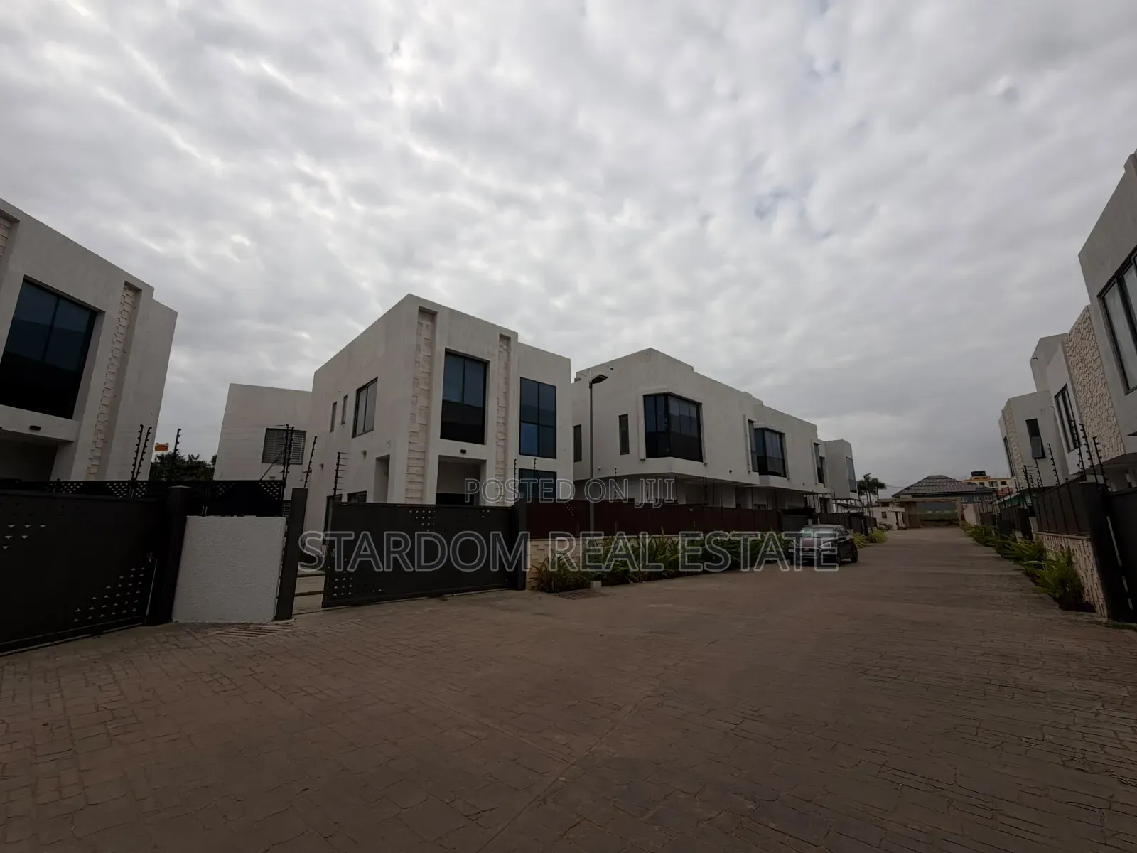 4bdrm Townhouse / Terrace in Adjiringanor, Ability for rent