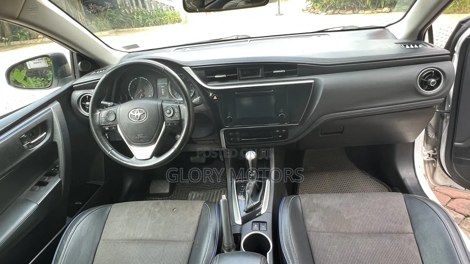 Toyota Corolla SE (1.8L 4cyl 6M) 2018 White