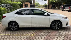 Toyota Corolla SE (1.8L 4cyl 6M) 2018 White