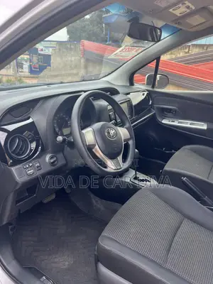 Toyota Vitz 1.3 FWD 5dr 2015 Silver