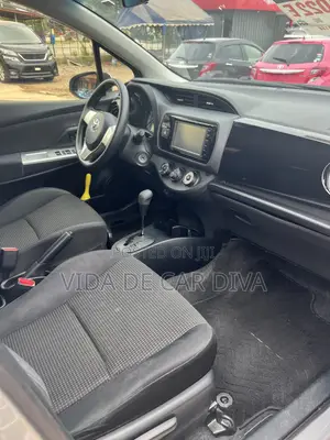 Toyota Vitz 1.3 FWD 5dr 2015 Silver
