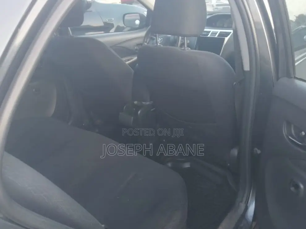 Toyota Yaris Base Sedan 4dr 2010 Gray