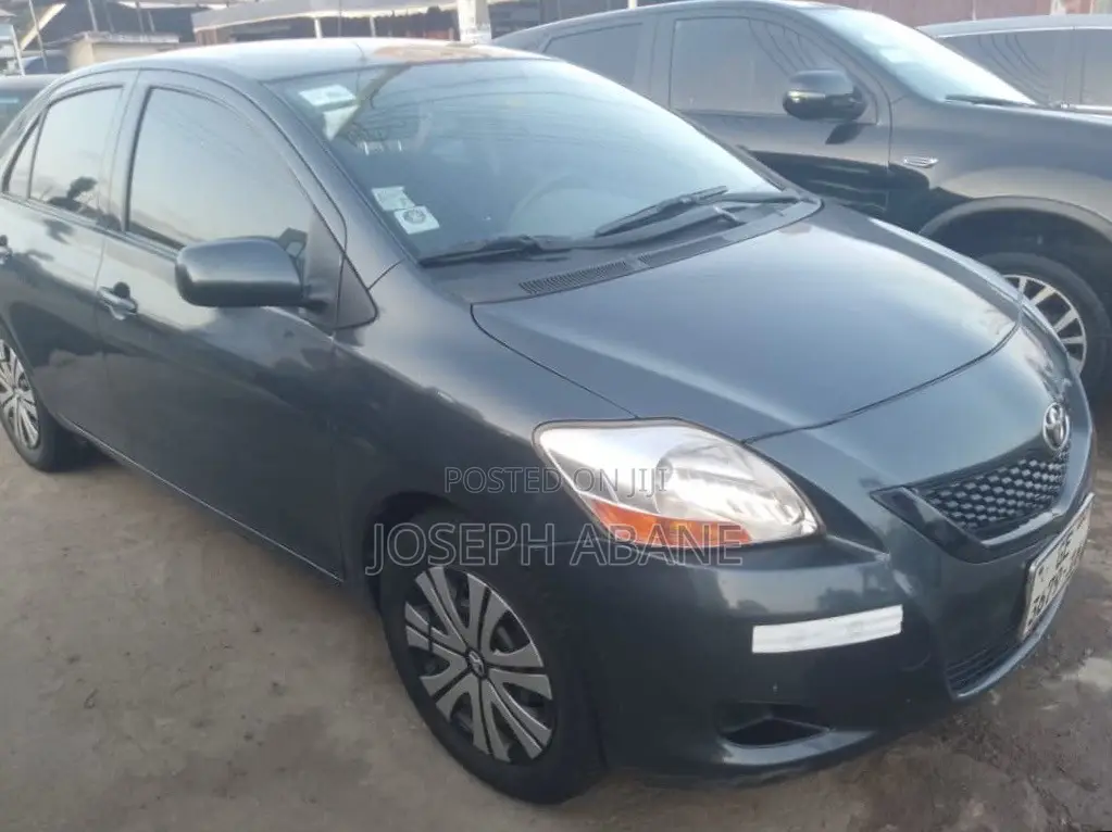 Toyota Yaris Base Sedan 4dr 2010 Gray