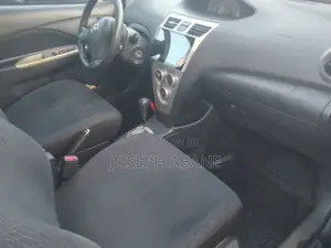 Toyota Yaris Base Sedan 4dr 2010 Gray