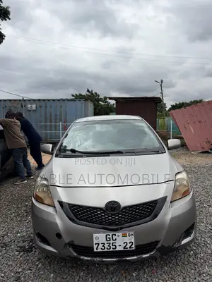 Toyota Yaris Base Sedan 4dr 2010 Silver