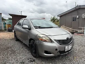 Toyota Yaris Base Sedan 4dr 2010 Silver