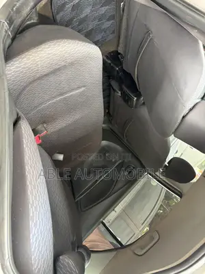Toyota Yaris Base Sedan 4dr 2010 Silver