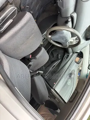 Toyota Yaris Base Sedan 4dr 2010 Silver