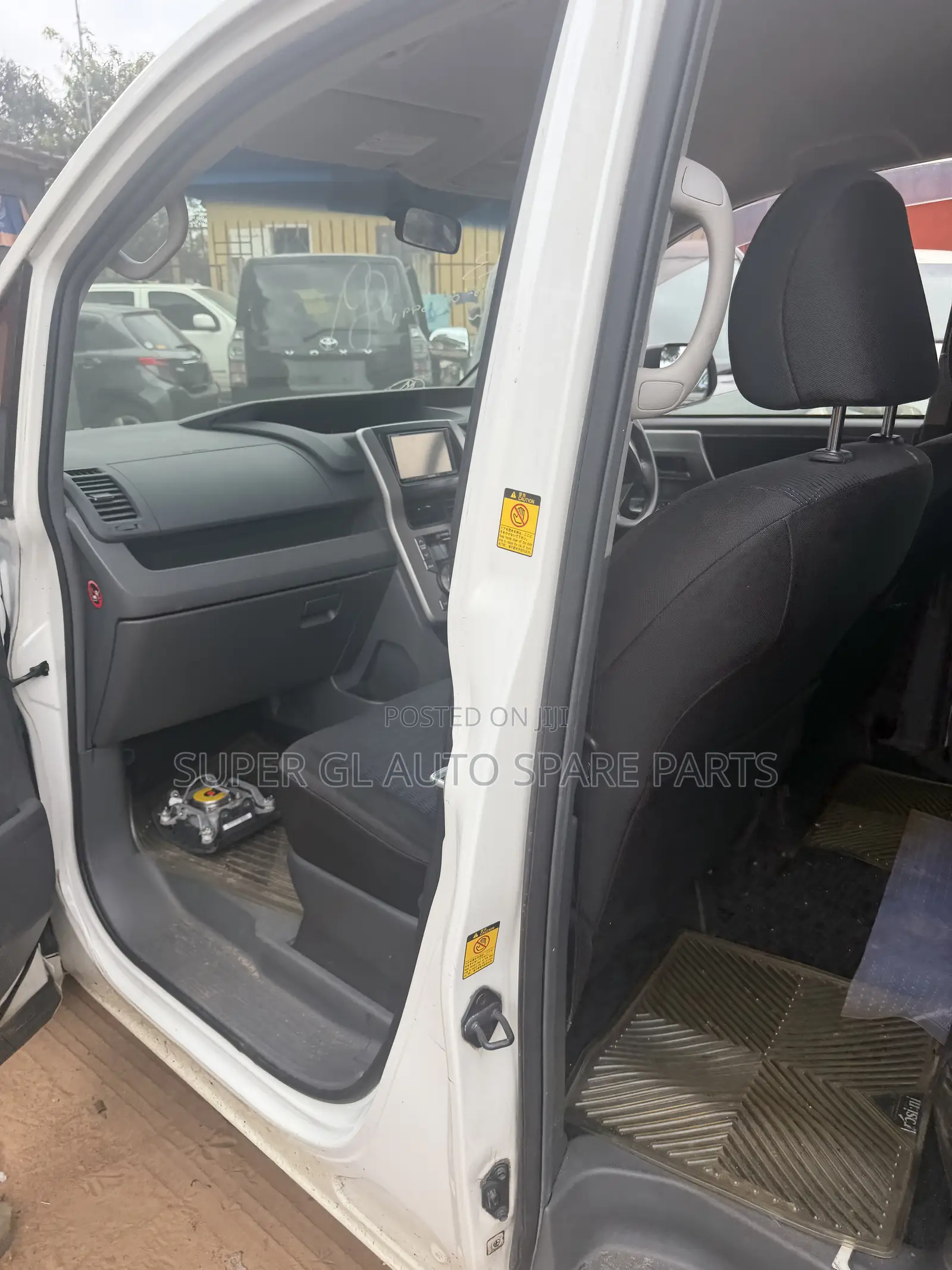 Toyota Voxy V 2WD 8-Seater 2010 White