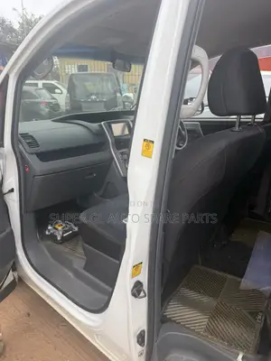 Toyota Voxy V 2WD 8-Seater 2010 White